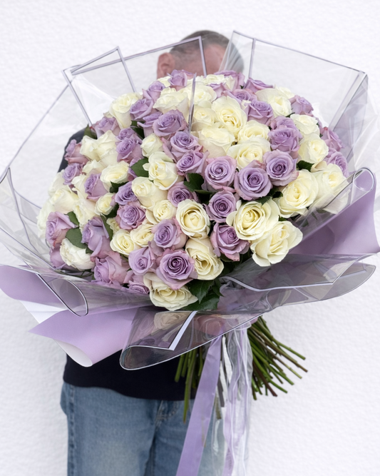Luxury bouquet of 100 white and lavender roses with a refined floral design