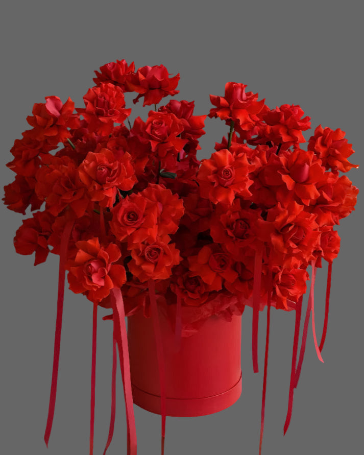 Luxury red flower box “SOLO MIO” with elegant red blooms in a round hat box. Perfect bouquet for anniversaries, Valentine’s Day, or a bold men’s flower arrangement. Available in multiple sizes with Miami flower delivery.