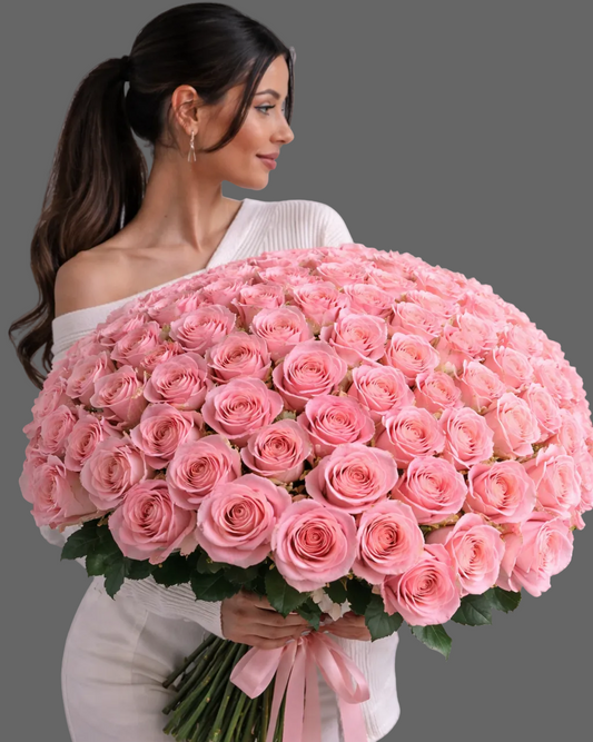Large bouquet of 101 pink roses, luxury flower arrangement for delivery in Miami and Sunny Isles.”