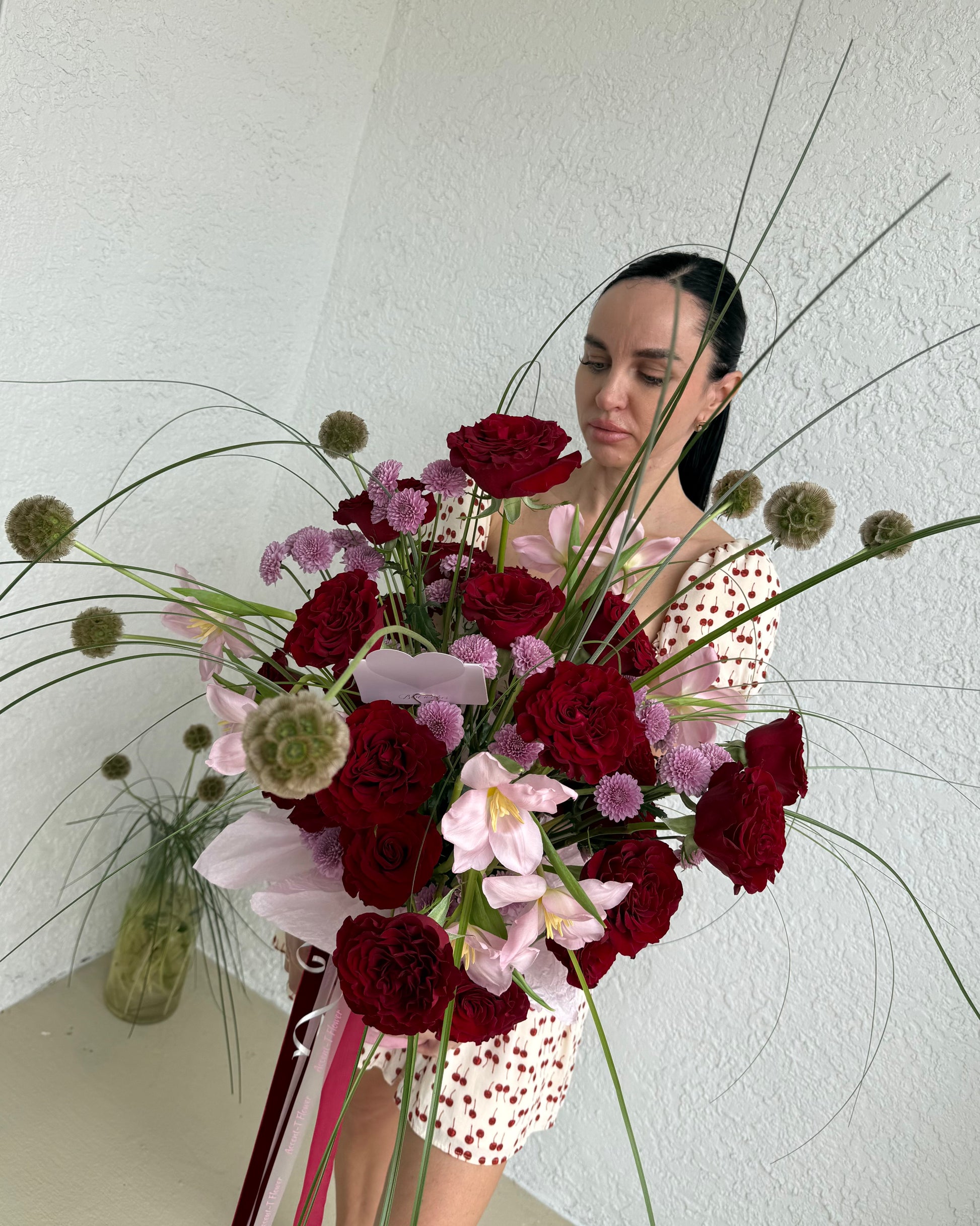 “A BIG FEELING” hatbox with lush red garden roses, freshly arranged for same-day delivery in Miami.