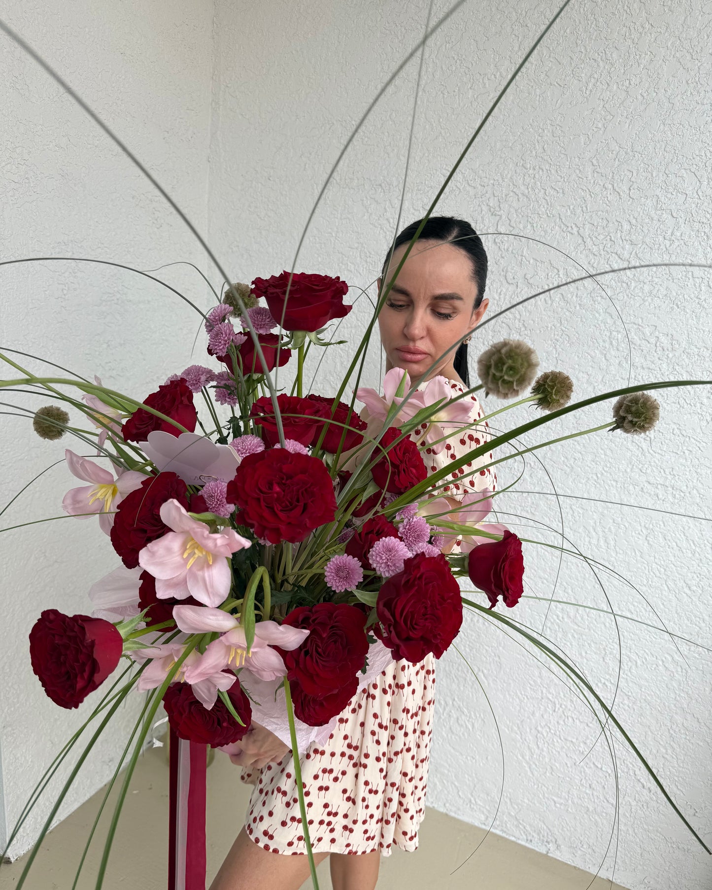 Premium red garden roses arranged in a luxurious Accent-T hatbox, called “A BIG FEELING,” with lush, elegant dome design, perfect for gifts and special occasions.