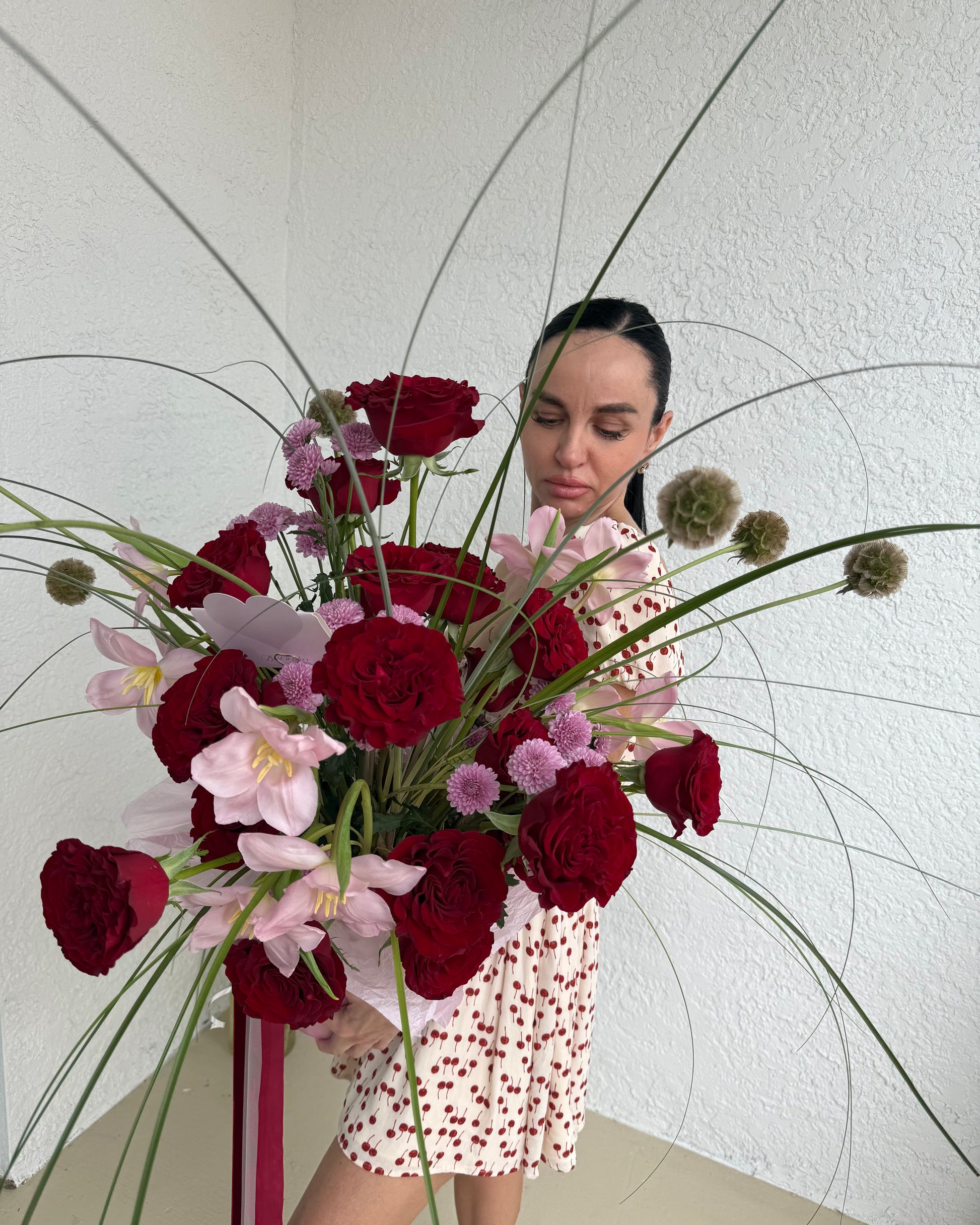 Premium red garden roses arranged in a luxurious Accent-T hatbox, called “A BIG FEELING,” with lush, elegant dome design, perfect for gifts and special occasions.
