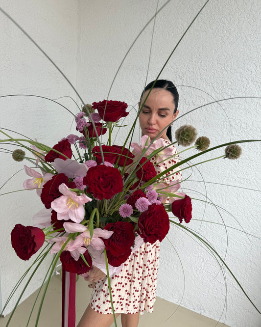 Premium red garden roses arranged in a luxurious Accent-T hatbox, called “A BIG FEELING,” with lush, elegant dome design, perfect for gifts and special occasions.