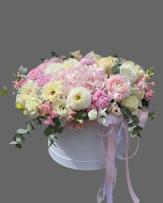 Flower box “Rose & Cream” with soft pastel roses, hydrangeas, and seasonal blooms in white and pink tones. Elegant floral gift available in Standard, Medium, and Deluxe sizes. Perfect for birthdays, anniversaries, and Mother’s Day. Delivery available in Miami and nearby areas.