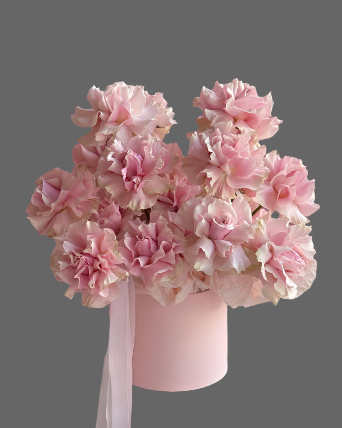 Luxury pink rose hat box arrangement “LA VIE EN ROSE” with satin ribbons on a gray background; elegant gift for birthdays, anniversaries, and weddings, Miami delivery.