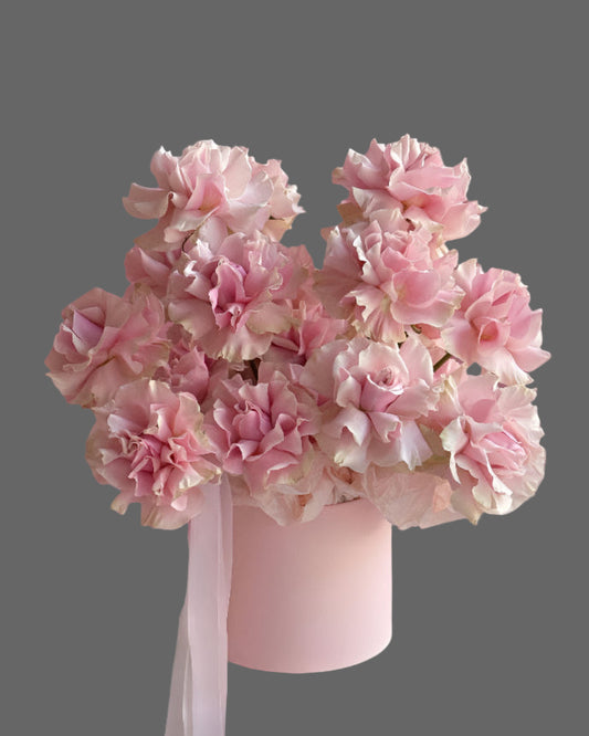 Luxury pink rose hat box arrangement “LA VIE EN ROSE” with satin ribbons on a gray background; elegant gift for birthdays, anniversaries, and weddings, Miami delivery.