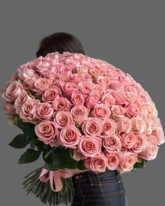 Large bouquet of 101 pink roses, luxury flower arrangement for delivery in Miami and Sunny Isles.”